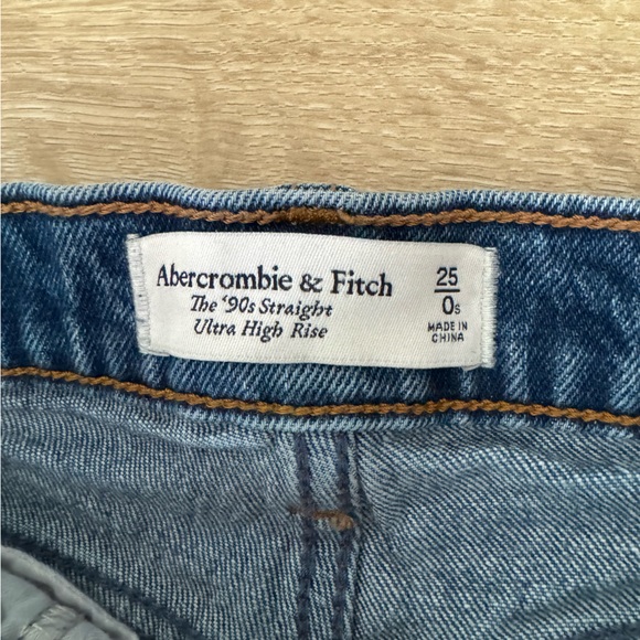Abercrombie Ultra High Rise 90s Straight Jeans - Picture 3 of 3